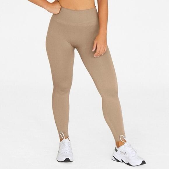 SET ACTIVE Pants - SET Active Sculptflex Seamless 7/8 Athletic Leggings in Beige Tan Size Medium